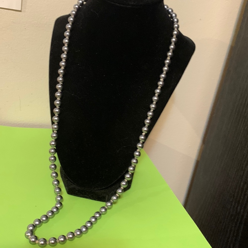 Gorgeous faux pearls necklace 29”